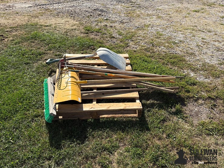 misc-pallet-of-yard-tools-image-4