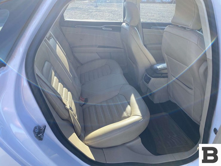 2016-ford-fusion-sedan-image-21