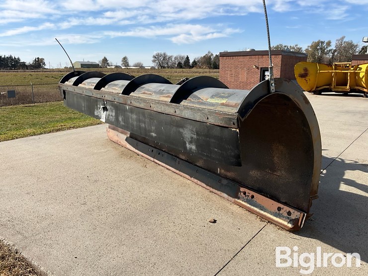 international-7400-image-1