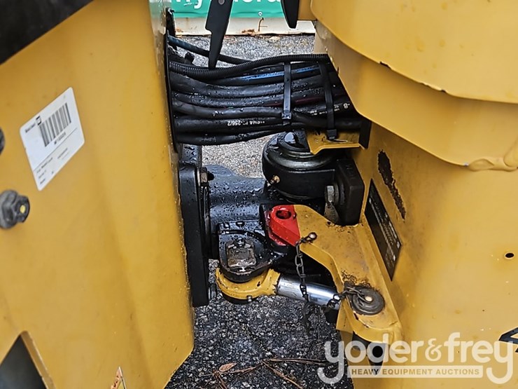 2015-caterpillar-cb24b-image-21