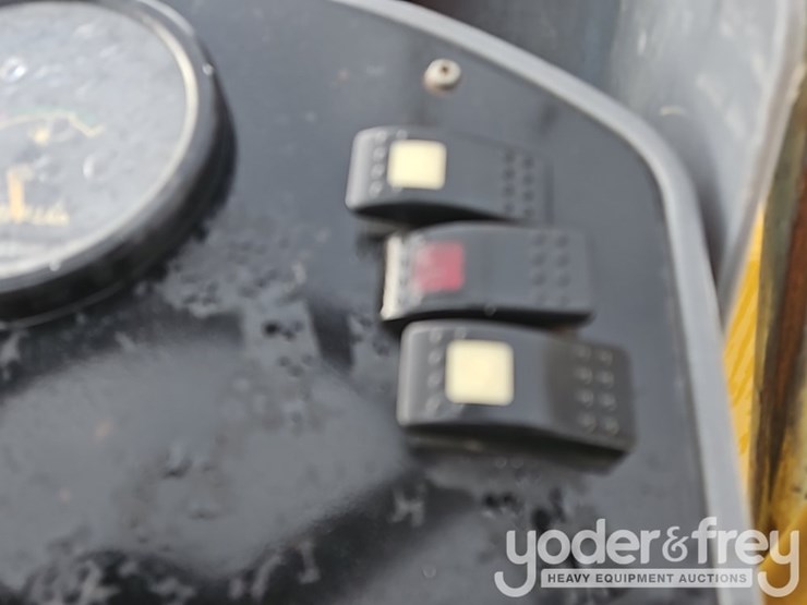 2011-caterpillar-cb34b-image-26