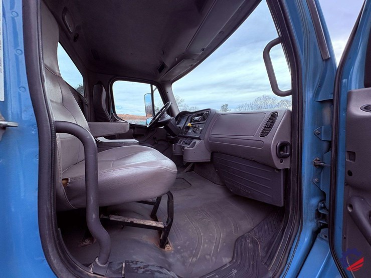 2009-freightliner-m2-106-image-73