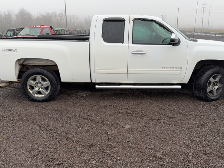 #3018-•-2013-chevy-silverado-pickup-truck-image-4