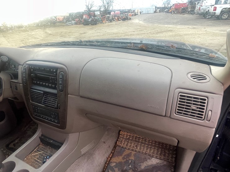 2004-ford-explorer-image-57