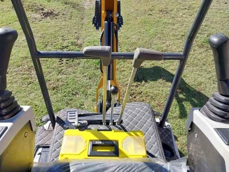 new-cfg-industry-gas-mini-excavator-w/-hyd-thumb-image-11