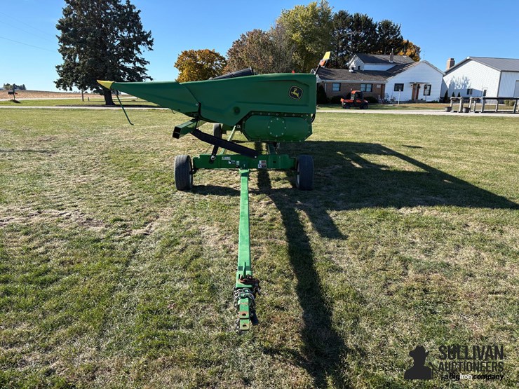 2022-john-deere-c8r-image-2