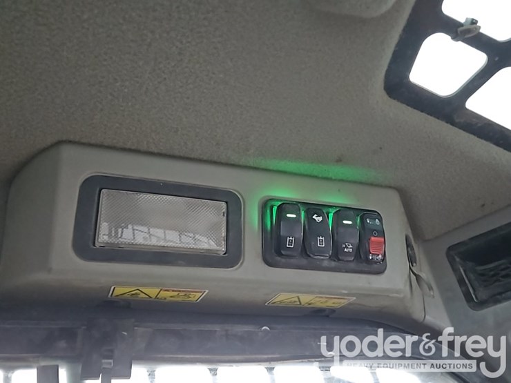 2021-caterpillar-299d3-image-32