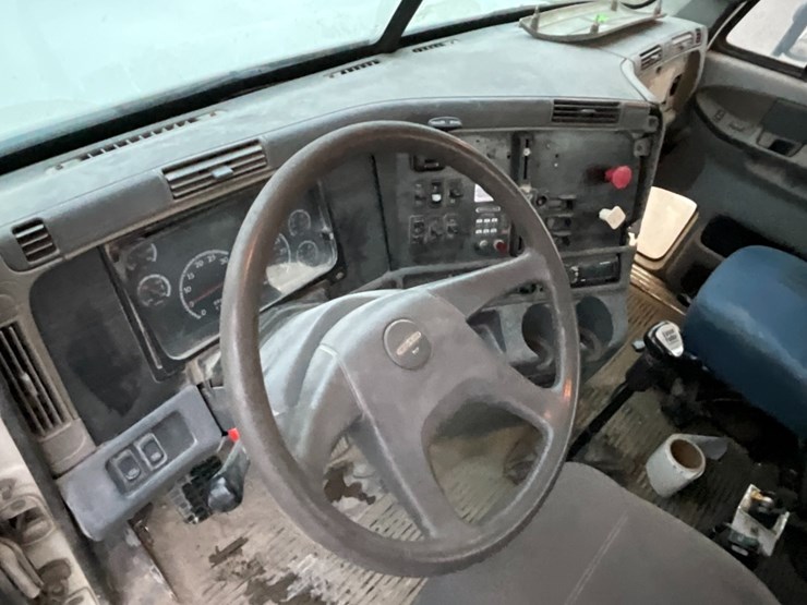 2006-freightliner-cl120-day-cab-image-21