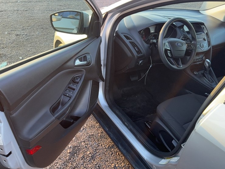 #3008-•-2015-ford-focus-car-image-13