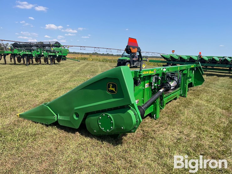 2021-john-deere-c8r-image-7