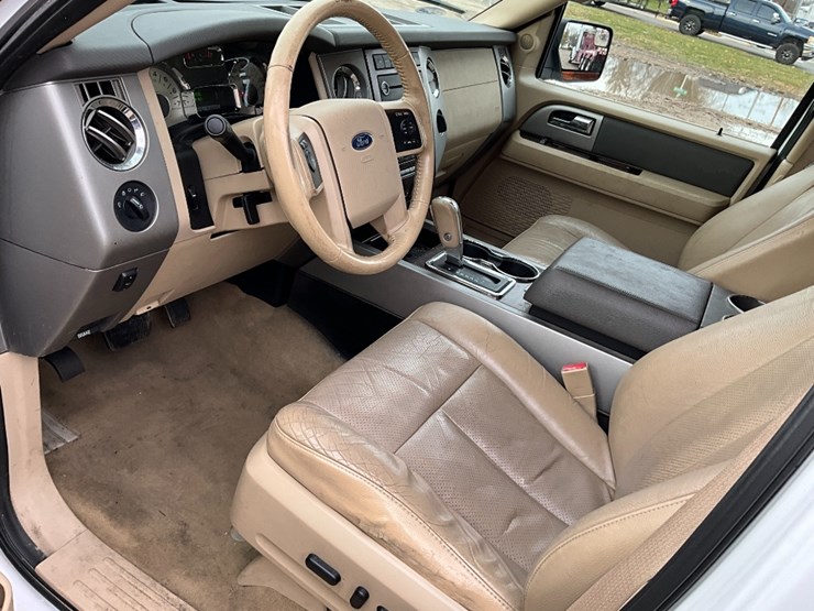 2014-ford-expedition-xlt-image-16