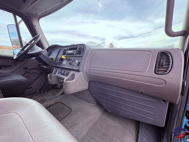 2009-freightliner-m2-106-image-72