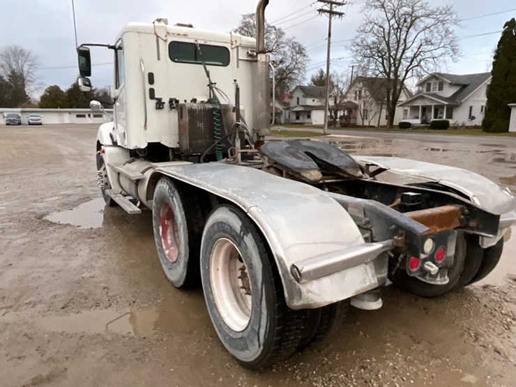 2006-freightliner-cl120-day-cab-image-13