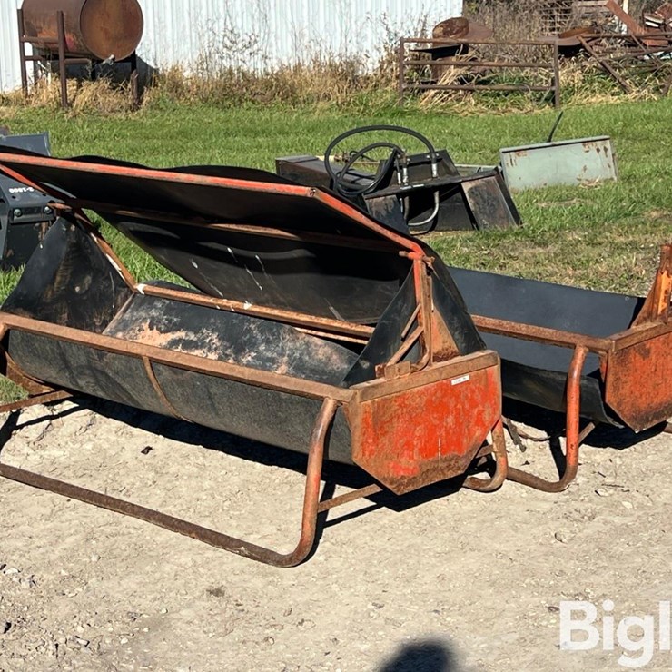 Bunk-Style Mineral Feeders