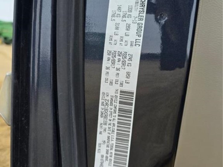 2013-chrysler-town-&-country-image-30