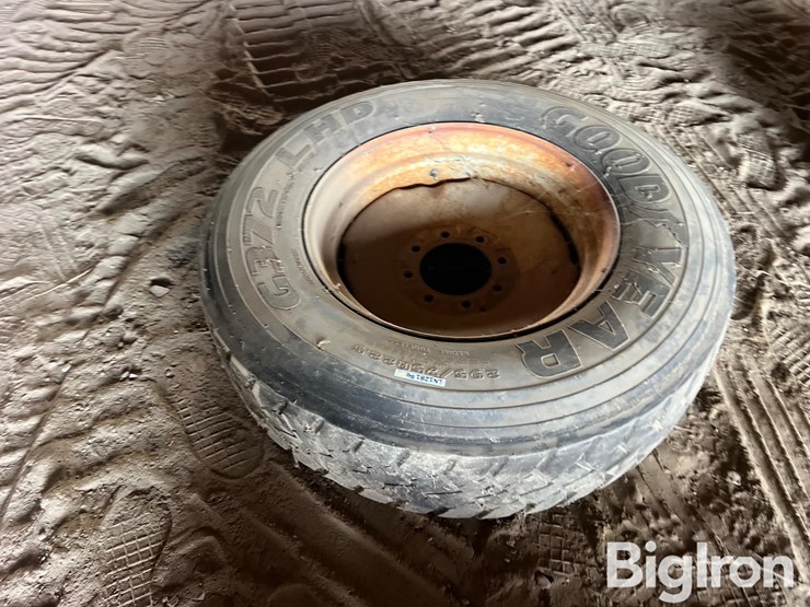 goodyear-295/75r22.5-8-bold-rim-image-4