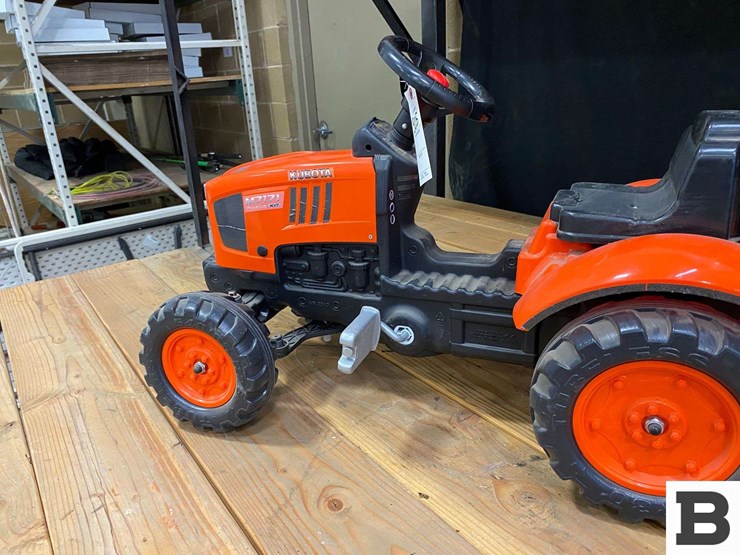 kubota-m7171-premium-kvt-toy-pedal-tractor-and-trailer-image-5