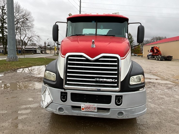 2012-mack-cxu613-day-cab-image-3