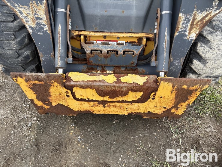 2013-deere-320e-image-11