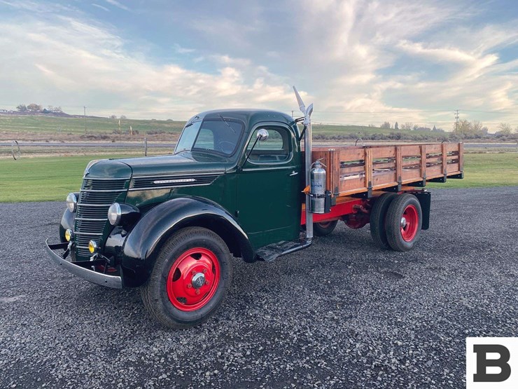 1940-international-d5-30-flatbed-truck-image-1