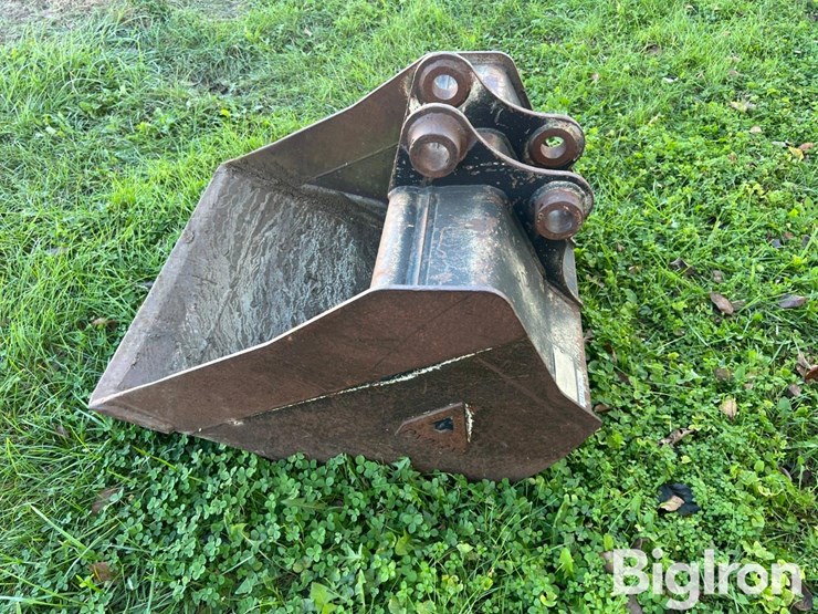 dymax-29"-smooth-edge-bucket-image-8