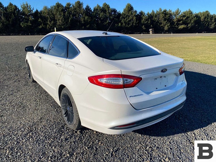 2016-ford-fusion-sedan-image-4