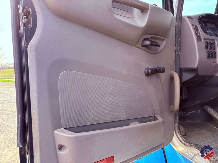 2012-peterbilt-337-image-70