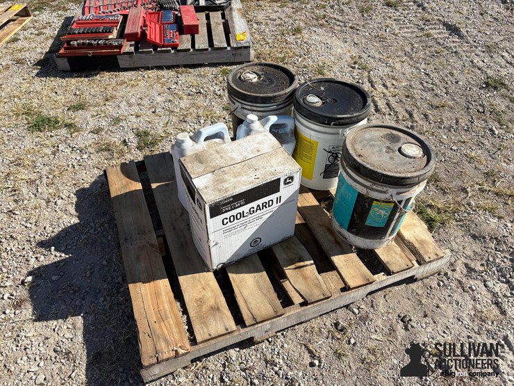 misc-pallet-of-john-deere-fluids-image-5
