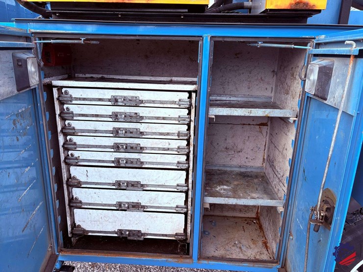 2009-freightliner-m2-106-image-36