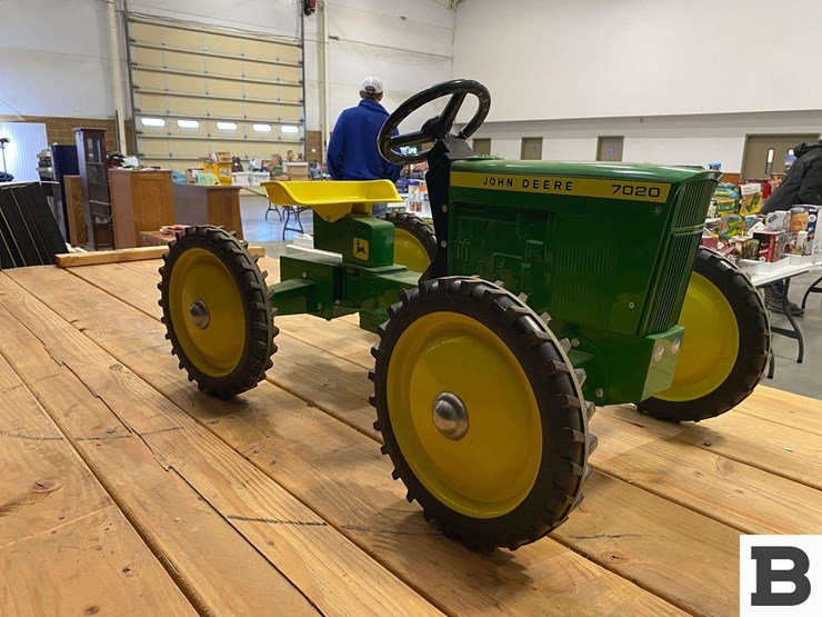 john-deere-7020-articulating-toy-pedal-tractor-image-4