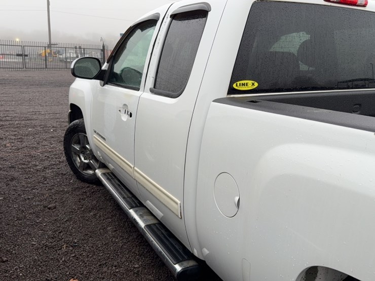 #3018-•-2013-chevy-silverado-pickup-truck-image-11