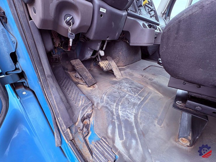 2009-freightliner-m2-106-image-82