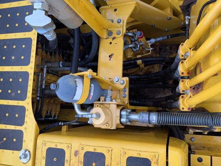 2023-komatsu-pc210-image-9