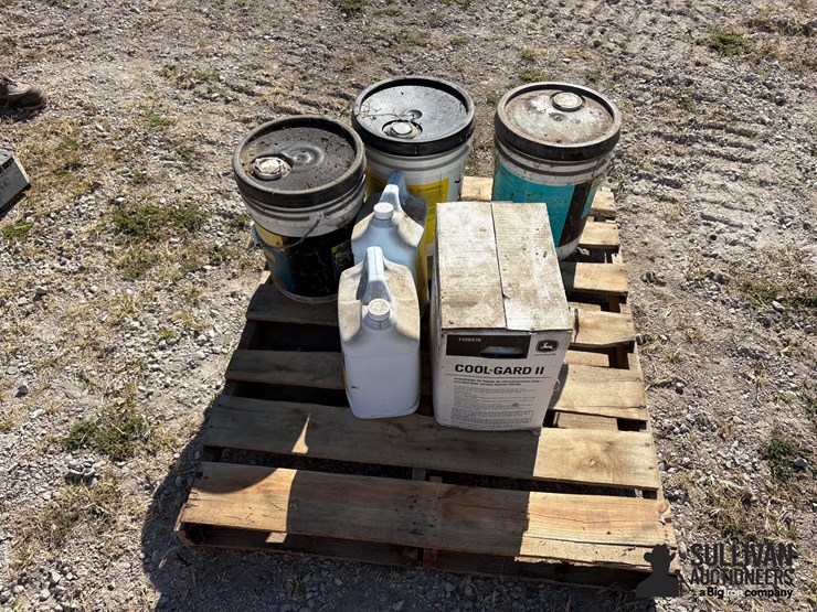 misc-pallet-of-john-deere-fluids-image-6