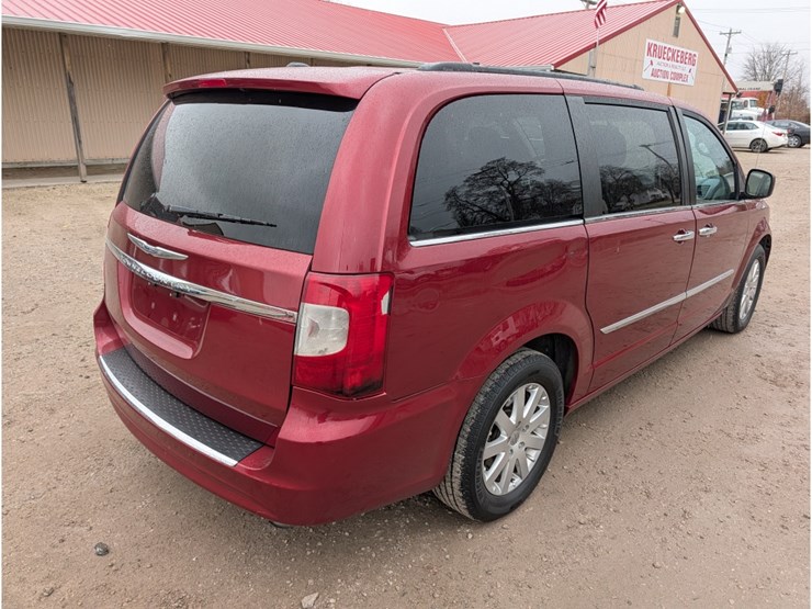 2016-chrysler-town-&-country-image-6