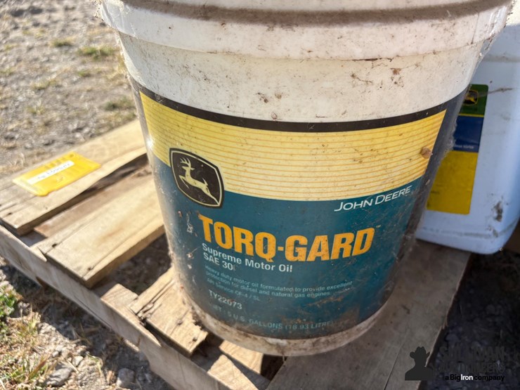 misc-pallet-of-john-deere-fluids-image-10