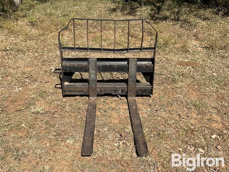 john-deere-worksite-pro-pallet-fork-skid-steer-attachment-image-2