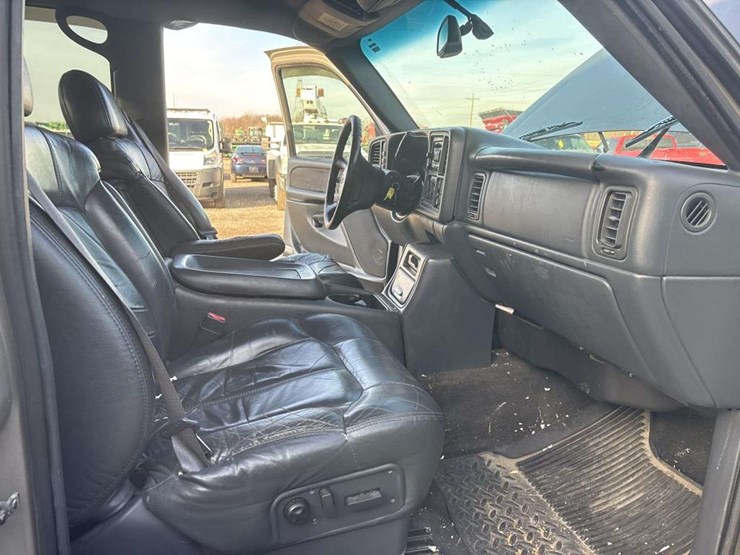 2002-chevrolet-silverado-2500hd-image-19