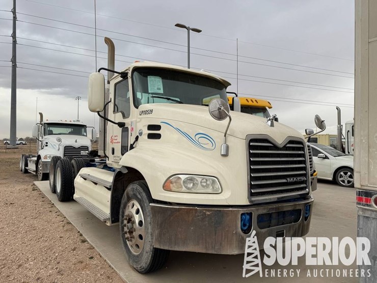 (x)-(2-3)-2017-mack-cxu633t-t/a-truck-tractor-w/-...-image-4