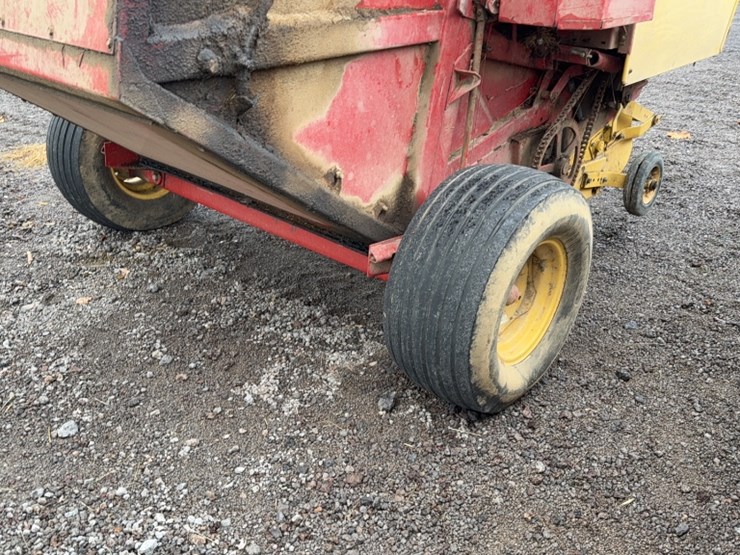 new-holland-853-image-5