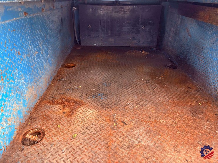 2009-freightliner-m2-106-image-58