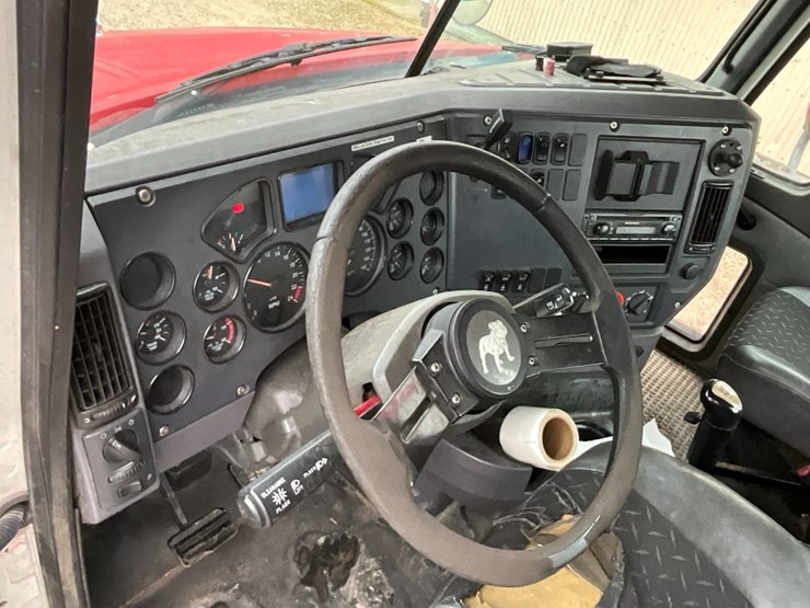 2013-mack-cxu613-day-cab-image-22