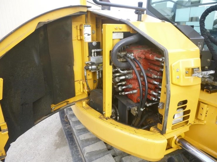 2016-deere-85g-image-30