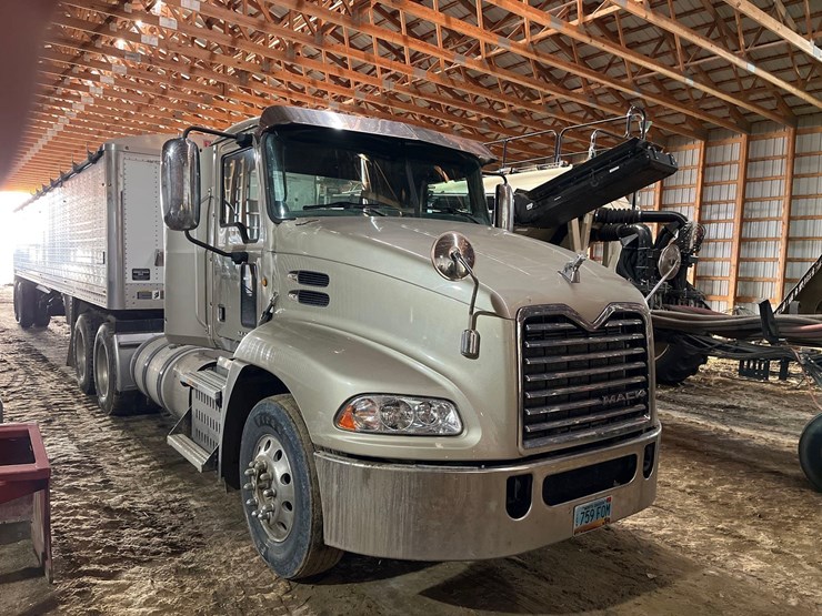 2014-mack-cxu613-semi-image-2