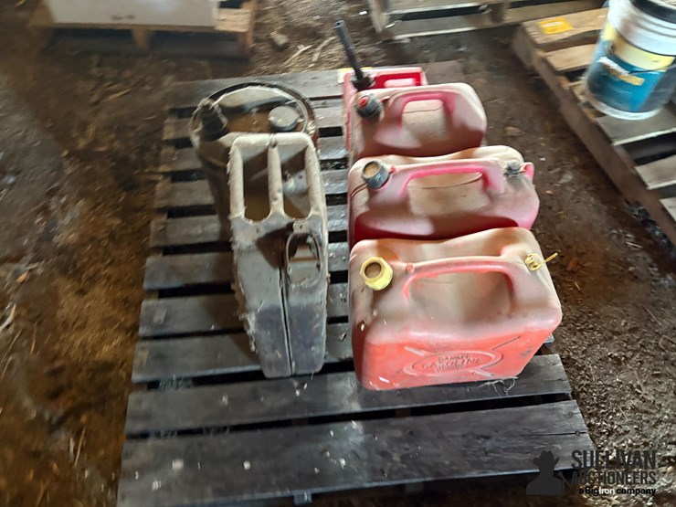 misc-pallet-of-gas-cans-image-6