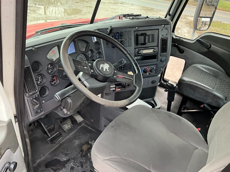 2012-mack-cxu613-day-cab-image-17