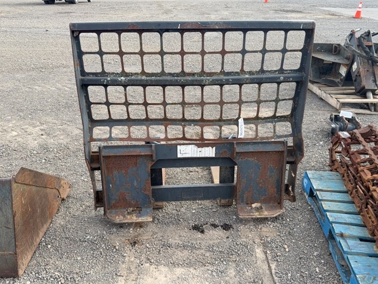 #2015-•-bobcat-48"-skid-steer-pallet-forks-image-3