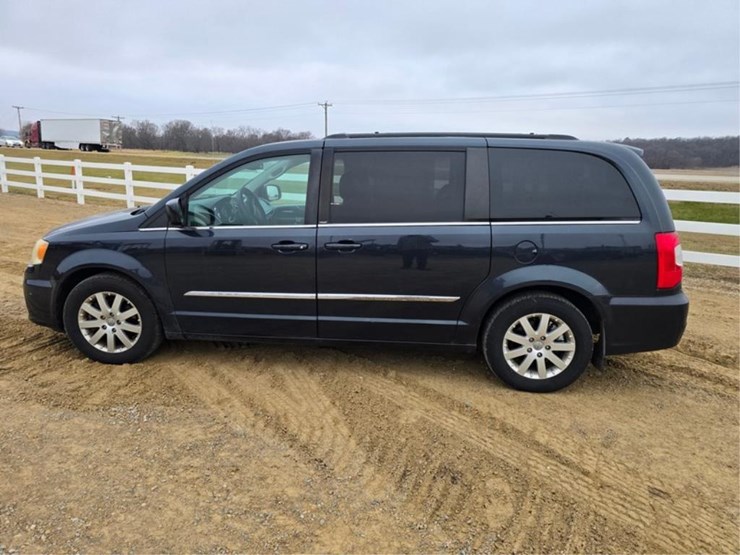 2013-chrysler-town-&-country-image-2