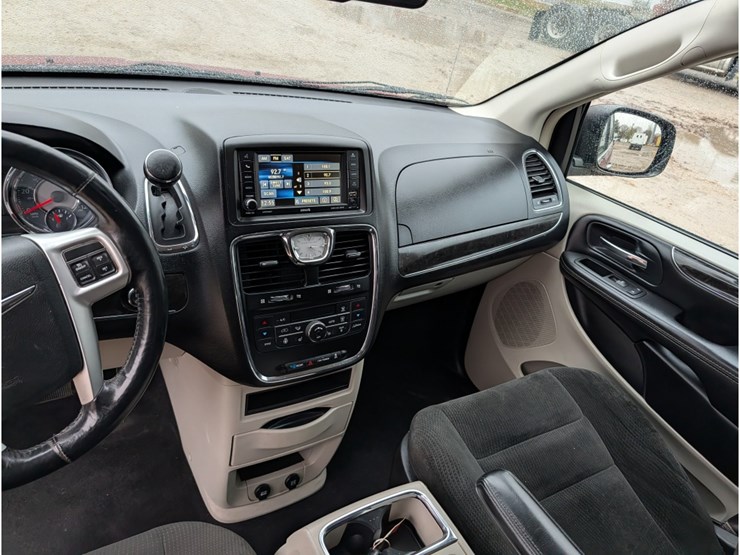 2016-chrysler-town-&-country-image-14