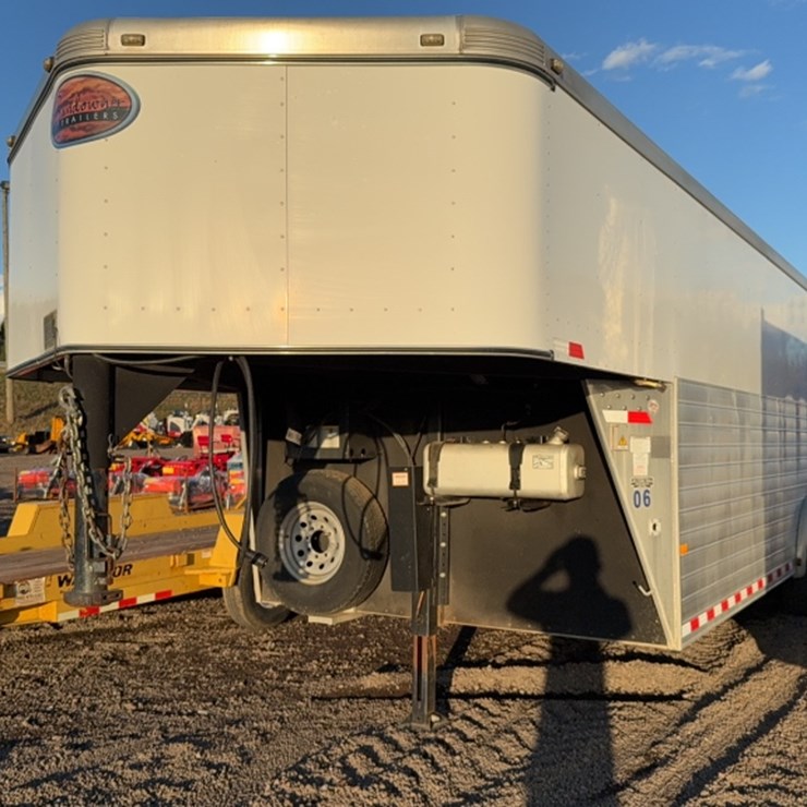 #3004 • 2014 SUNDOWNER 20' ENCLOSED GOOSENECK TRAILER